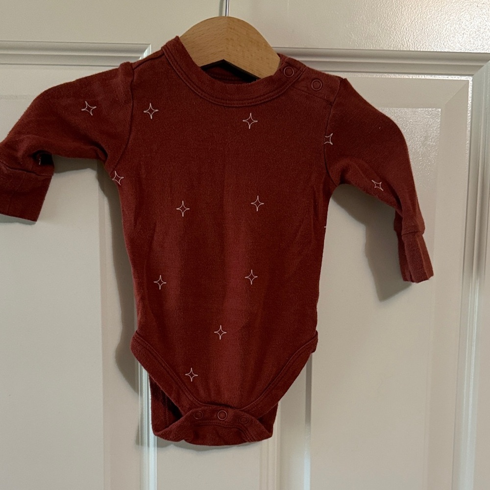 Goumi Brick Red Starry Kids Bodysuit